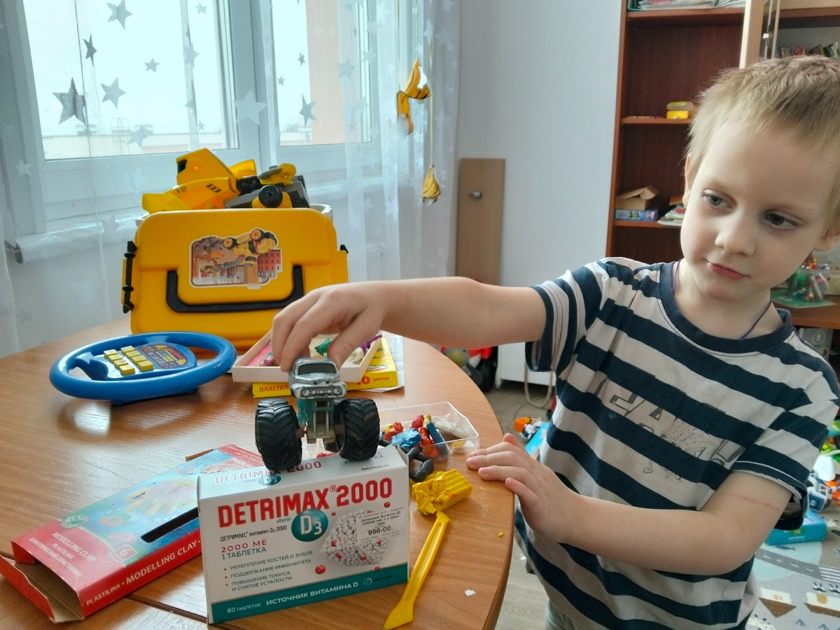 Виталя играет с коробкой от таблеток