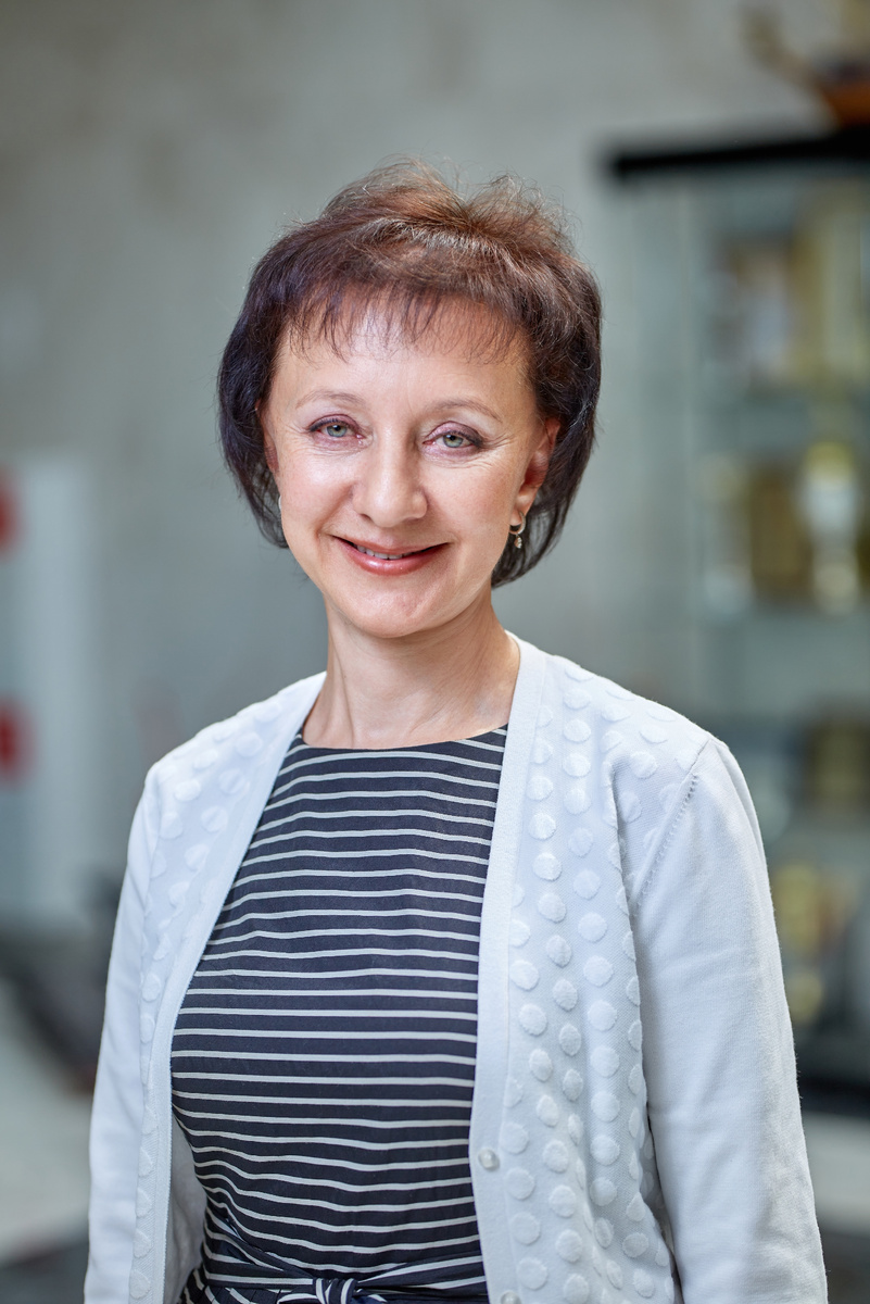 Елена Желтова  - директор по науке, к. х. н.: «При создании ХСЗР важно не только выбрать наиболее эффективные для решения конкретной задачи действующие вещества, не только найти их синергетическое соотношение. Не менее важно обеспечить их максимально результативную доставку к целевому объекту, то есть выбрать препаративную форму.  Именно решение этой триединой задачи и обеспечивает создание нового эффективного препарата».