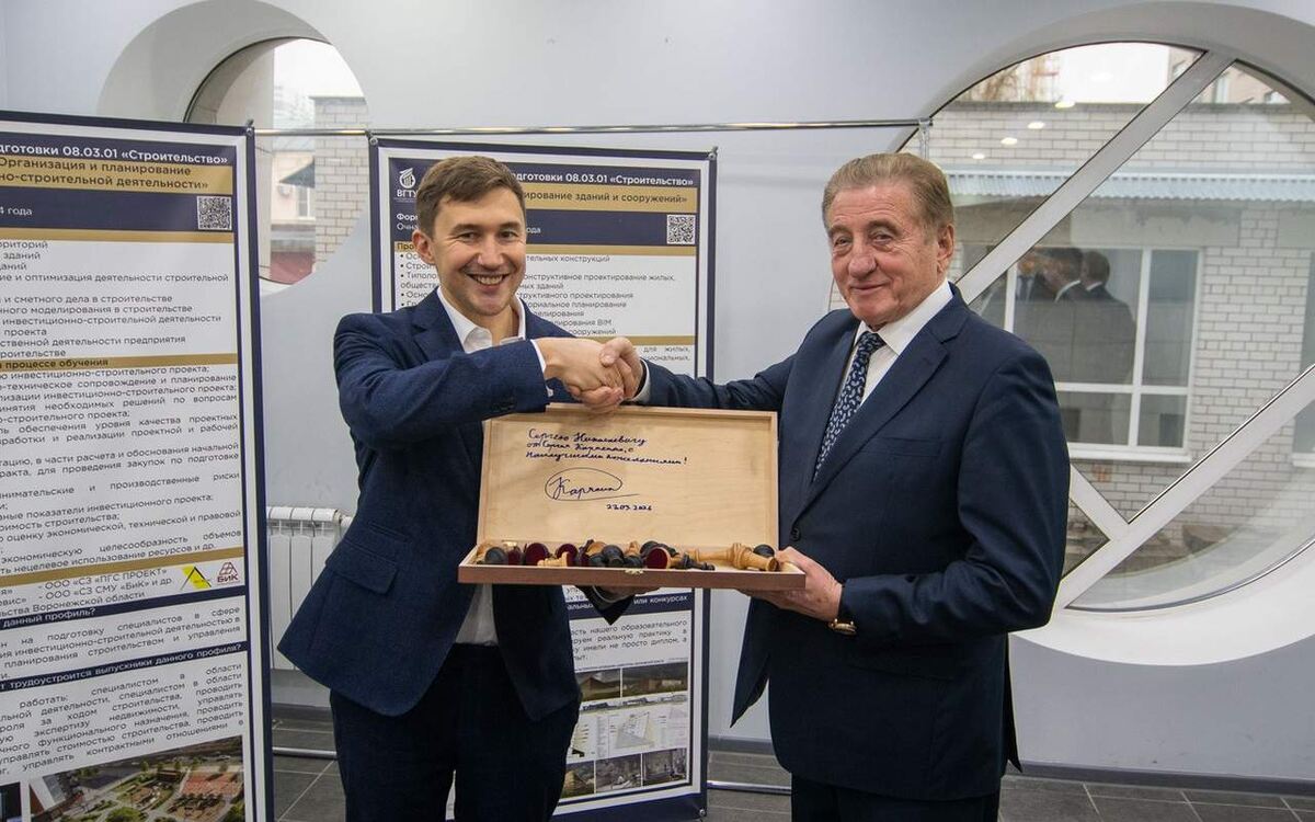    Гроссмейстер Сергей Карякин дал сеанс одновременной игры в Воронеже Фото – Сергей Макаров