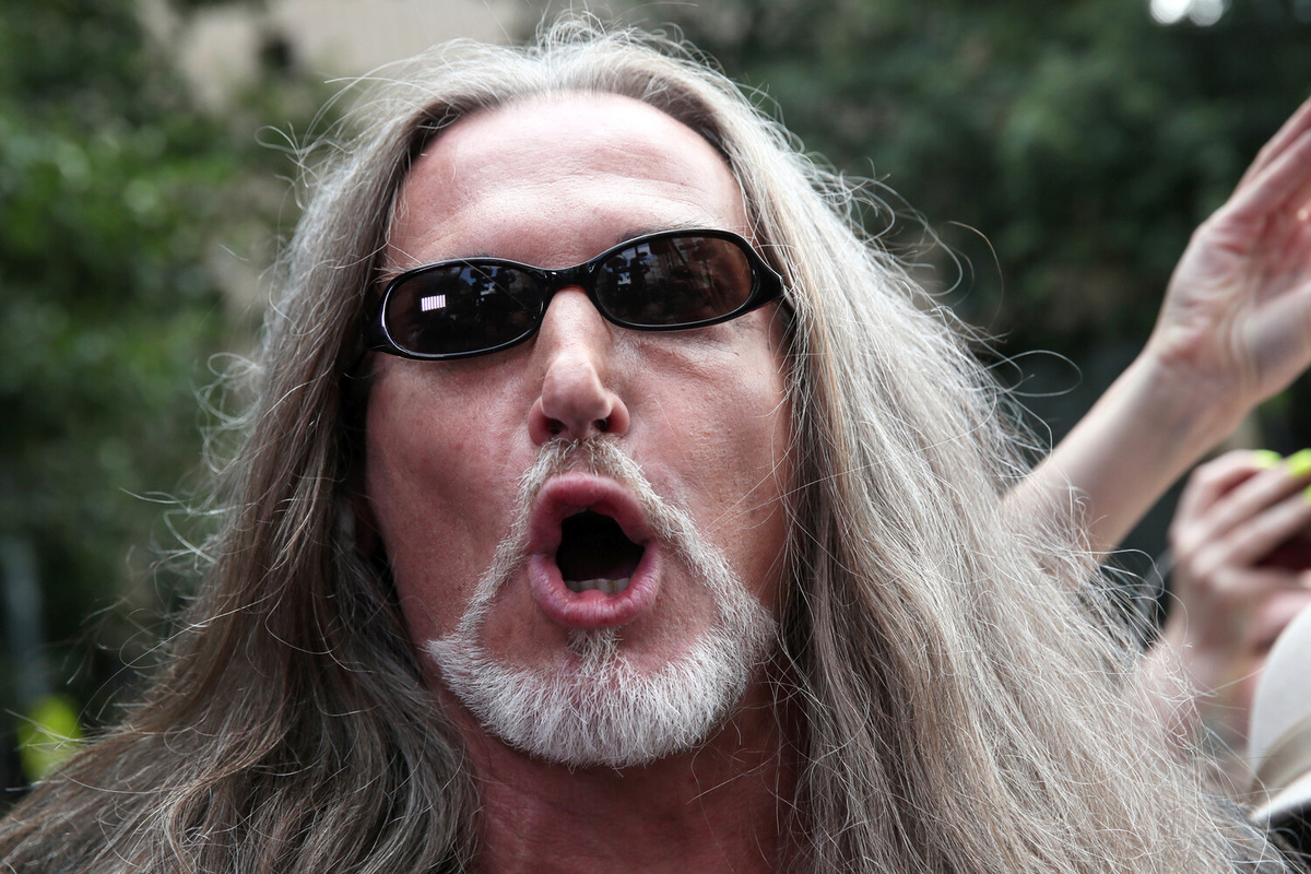 Актер Никита Джигурда у здания Пресненского суда перед началом заседания по делу актера Михаила Ефремова, Москва, 2020 год    📷