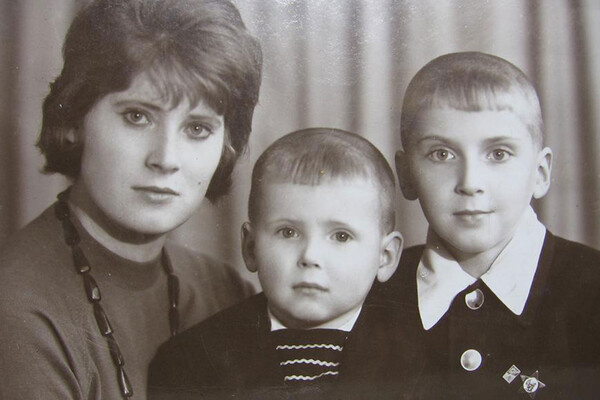    Никита Джигурда (в центре) с мамой и братом / Из личного архива