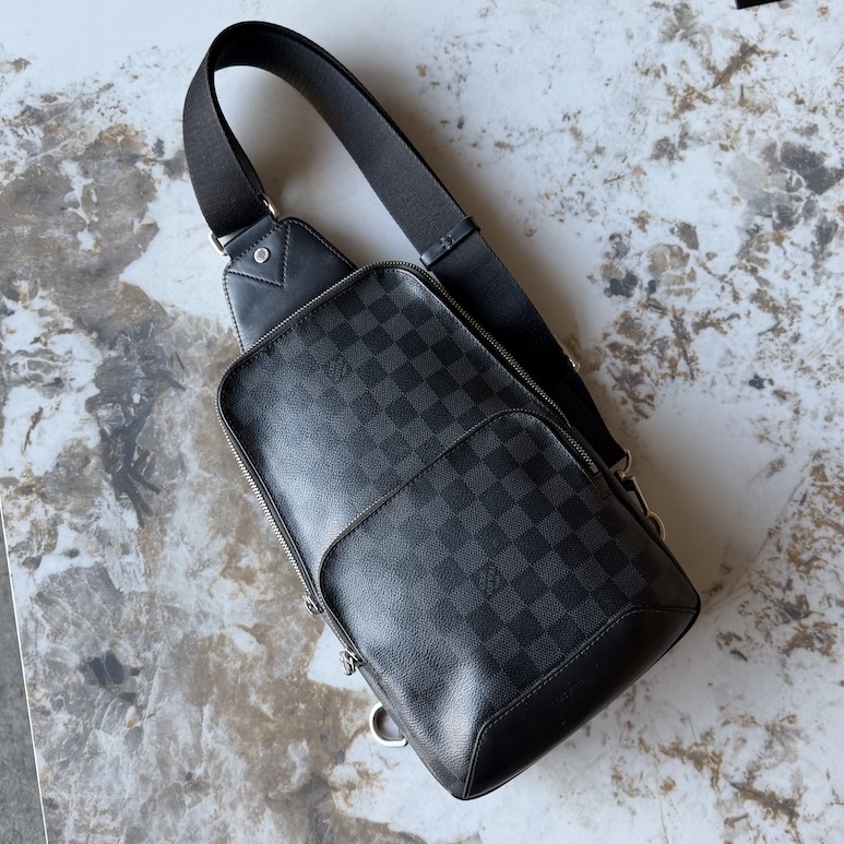Сумка-слинг Louis Vuitton Avenue 