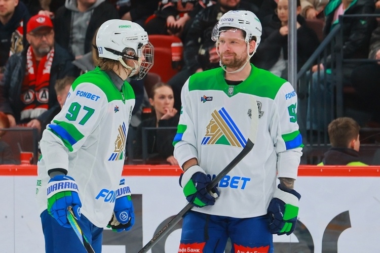    Кузнецов и Александр Жаровский / фото: hcsalavat.ru