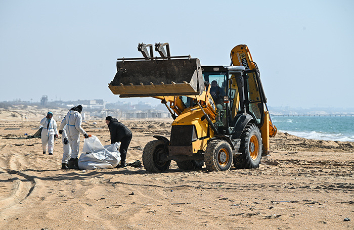    Уборка сетей для защиты от нефтепродуктов на пляжах Анапы. Март 2026 года.Игорь Онучин/ТАСС