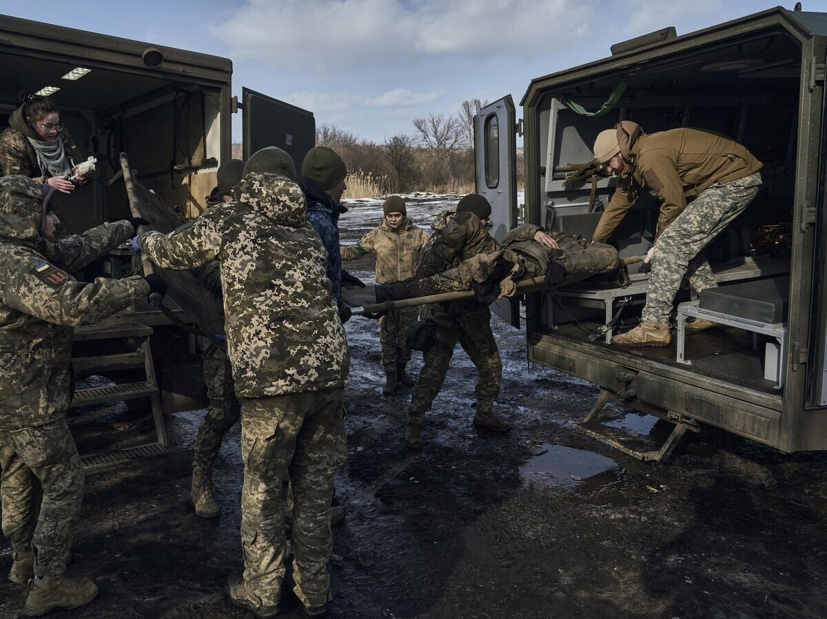    Медики транспортируют раненного украинского военного в районе Артемовска (Бахмута) | © AP Photo / Libkos