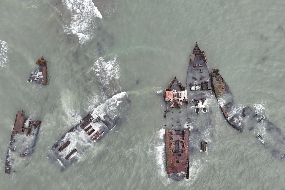    Специалисты приступили к подъему затонувшего судна в бухте Лососей. Фото: минтранс Сахалина