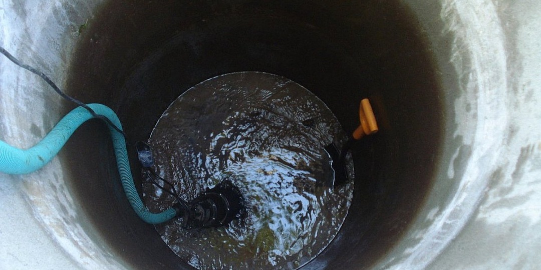 Почему в сливной яме постоянно стоит вода? Физика процесса, которая сэкономит вам 5000 рублей на откачке