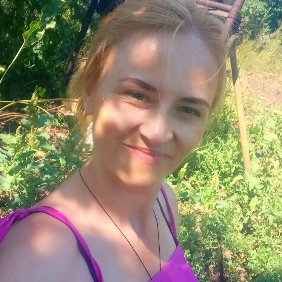 На огороде у мамы. Солнцепёк 😁 Отдыхаю в тени