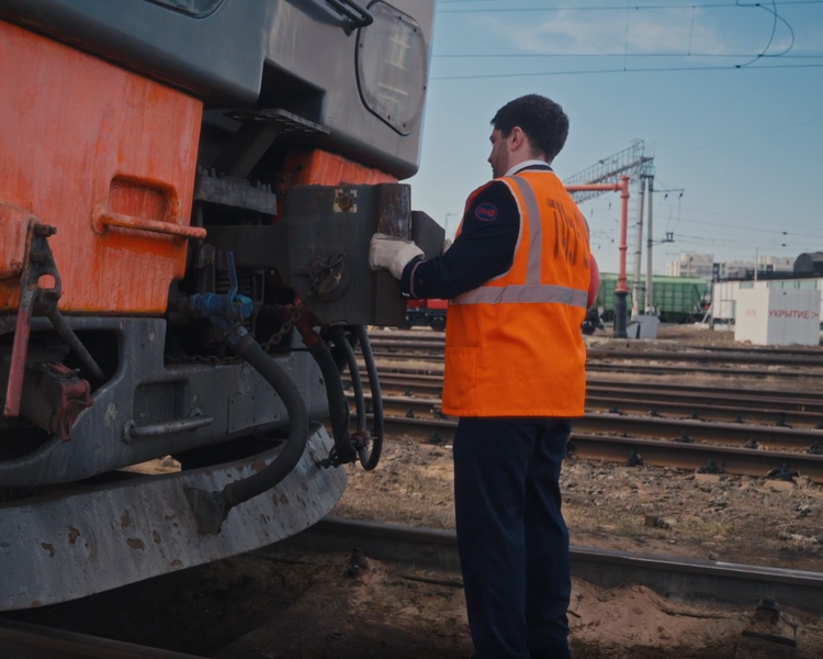     Железнодорожная династия: Эдуард и Алексей Ратовы из Курска водят поезда