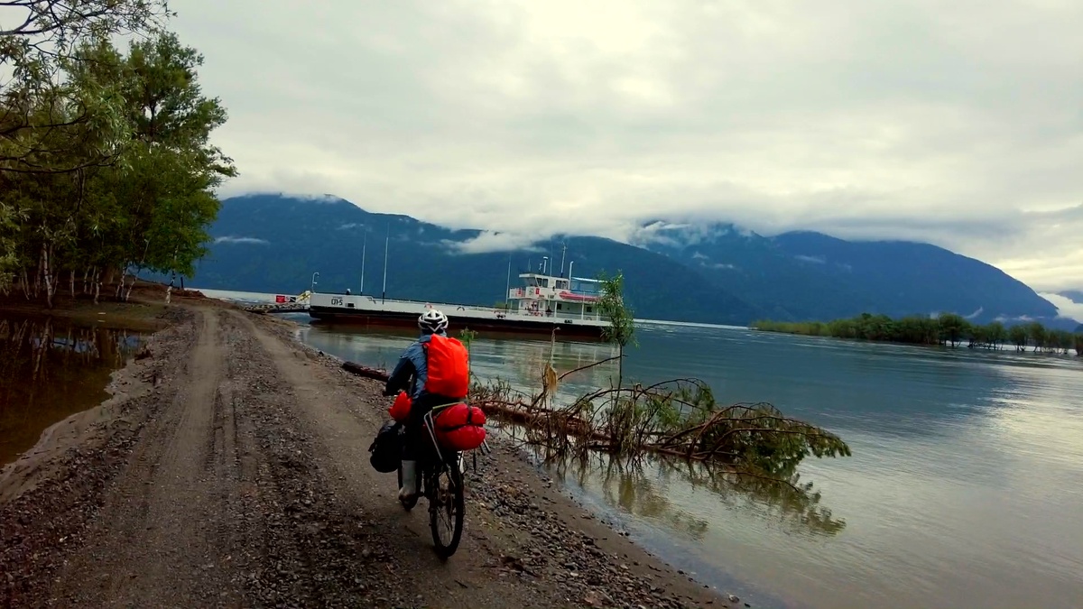 Паром на Телецком озере