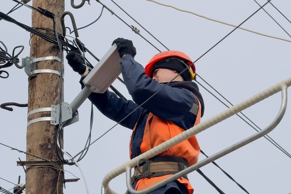    В Луганске восстанавливают освещение на улице Артельной Валерия РАЗИНА