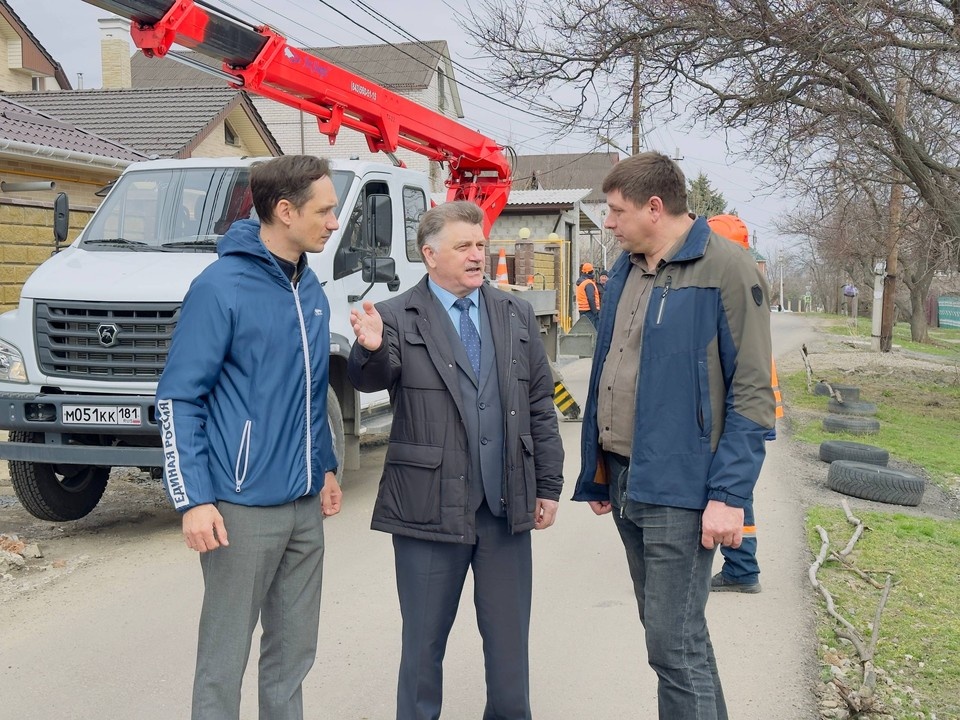    В Луганске восстанавливают освещение на улице Артельной Валерия РАЗИНА