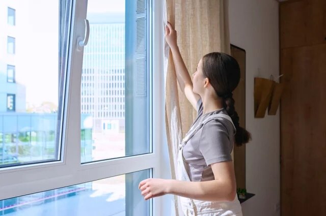    Идеально — проветривать помещение утром, после сна, и перед тем, как ложиться в постель.