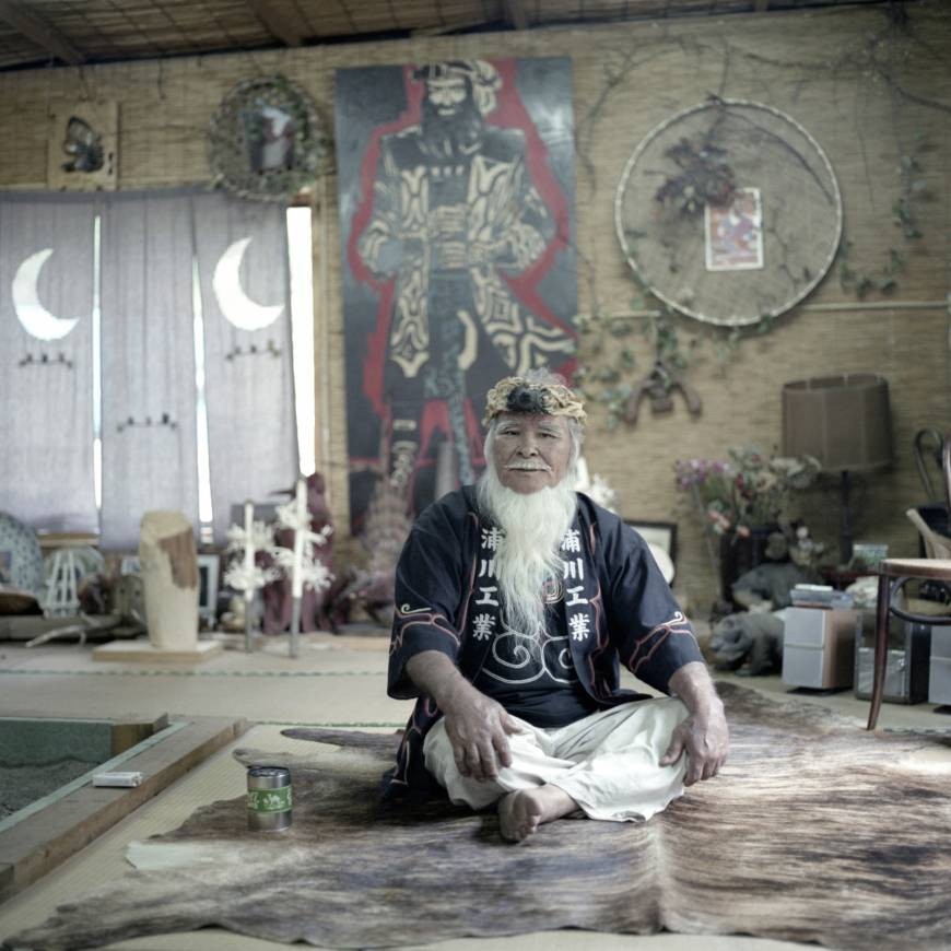 Сохранение культуры: пожилой айну Харудзо Уракава сидит внутри построенного своими руками тисэ (チセ, традиционная постройка айну), который используется в качестве места для собраний и как центр по распространению культуры айну в г. Кимицу, префектура Тиба.