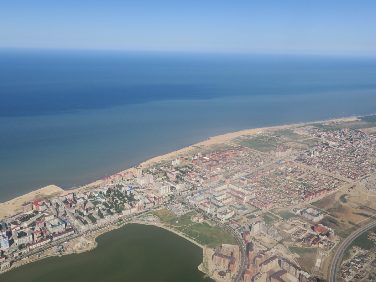 Фото: вид на Махачкалу с борта самолёта / Дмитрий Матвеев