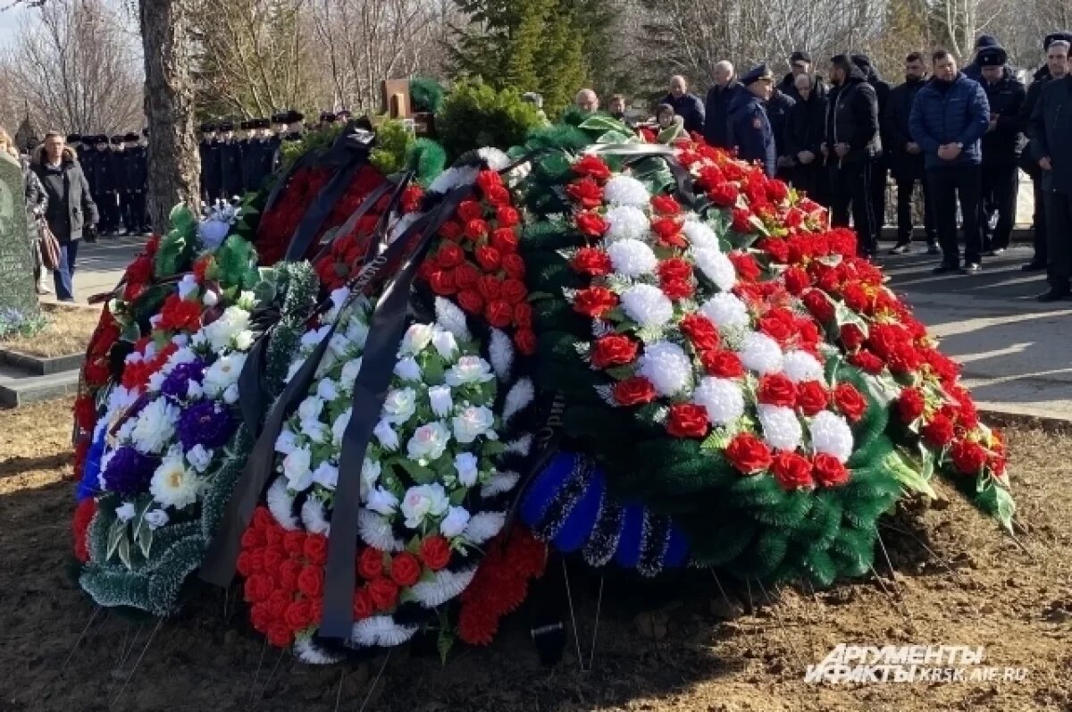    Похоронные венки на могилу Юрия Швыткина выложили в три ряда