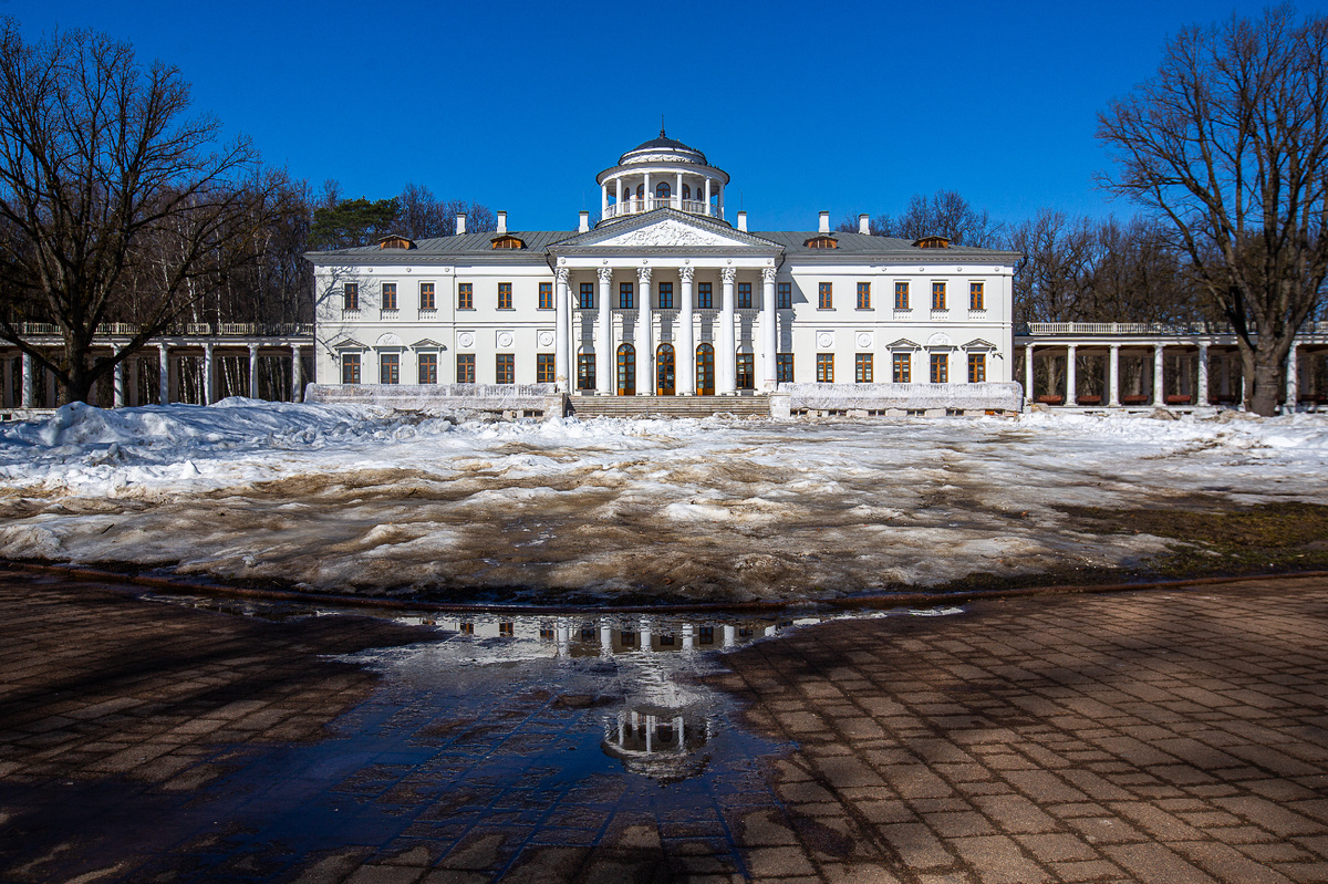 Главный дом усадьбы Остафьево. Село Остафьево, район Щербинка, Новомосковский административный округ, Москва. Фото автора статьи (ещё 1 фото, листайте галерею)