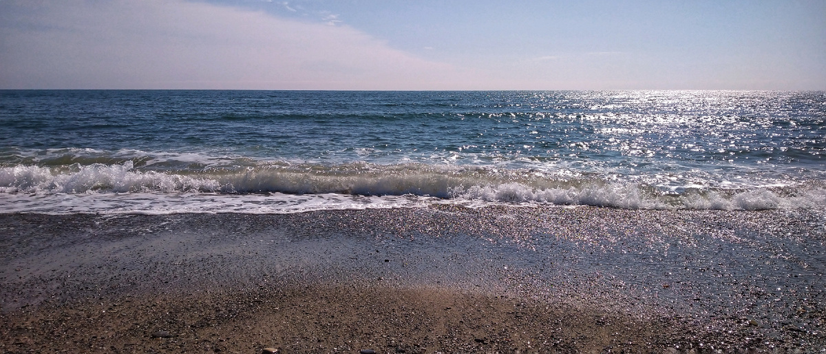 Пляж в Джубге в марте чистый и пустой