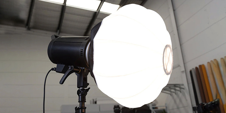 Сферический софтбокс на студийной вспышке / Фото: spectrum-brand.com