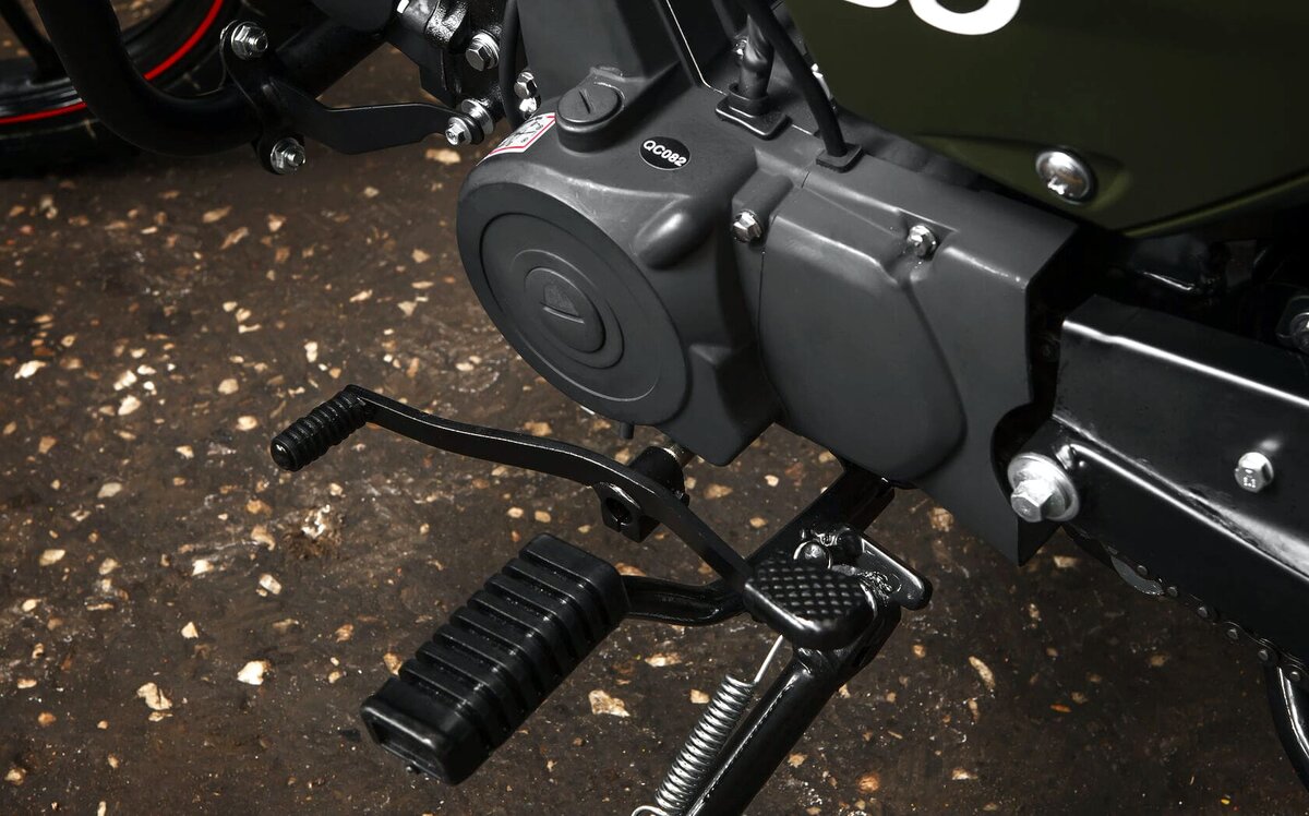 Двуплечая педаль переключения передач и откидная подножка водителя