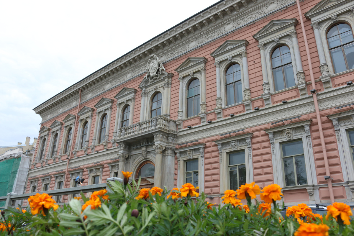 Автор фото: архив "ДП". В 1990-х одним из претендентов на особняк, расположенный на берегу Невы, была нефтяная компания "Лукойл"