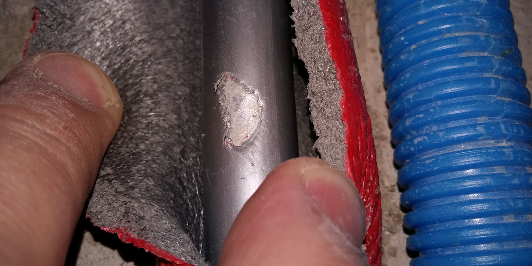 Что делать, если повредили трубу теплого пола внутри стяжки? Способ, достойный внимания каждого мастера