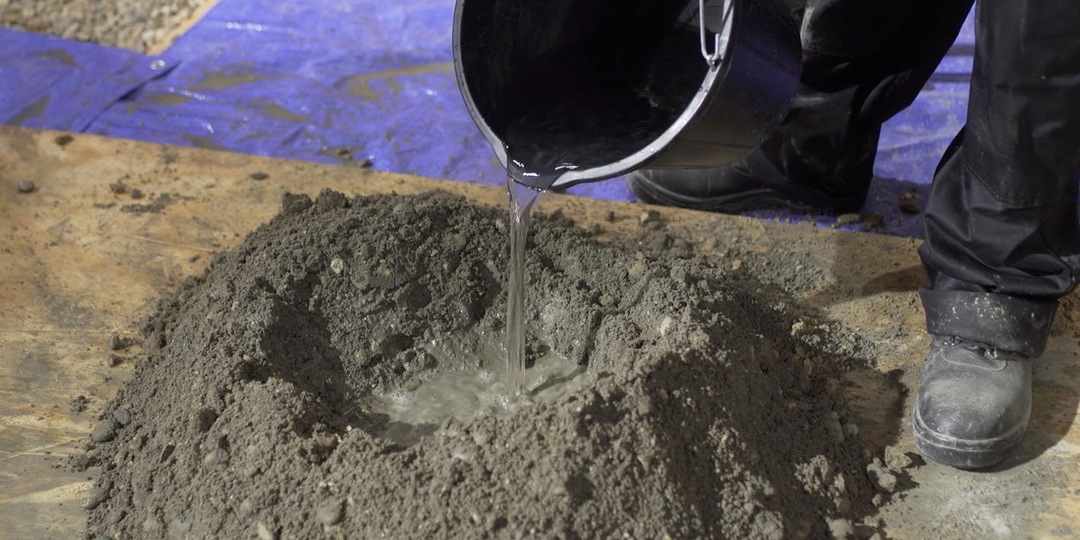 «Перестань лить воду!»: технолог РБУ объяснил, почему у многих бетон крошится через 3 года