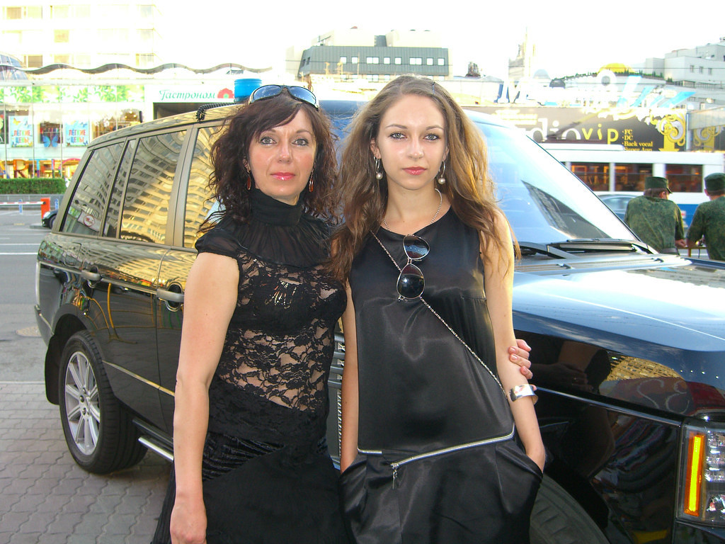 Две звезды с фестиваля на фоне авто Никиты  Сергеевича. 