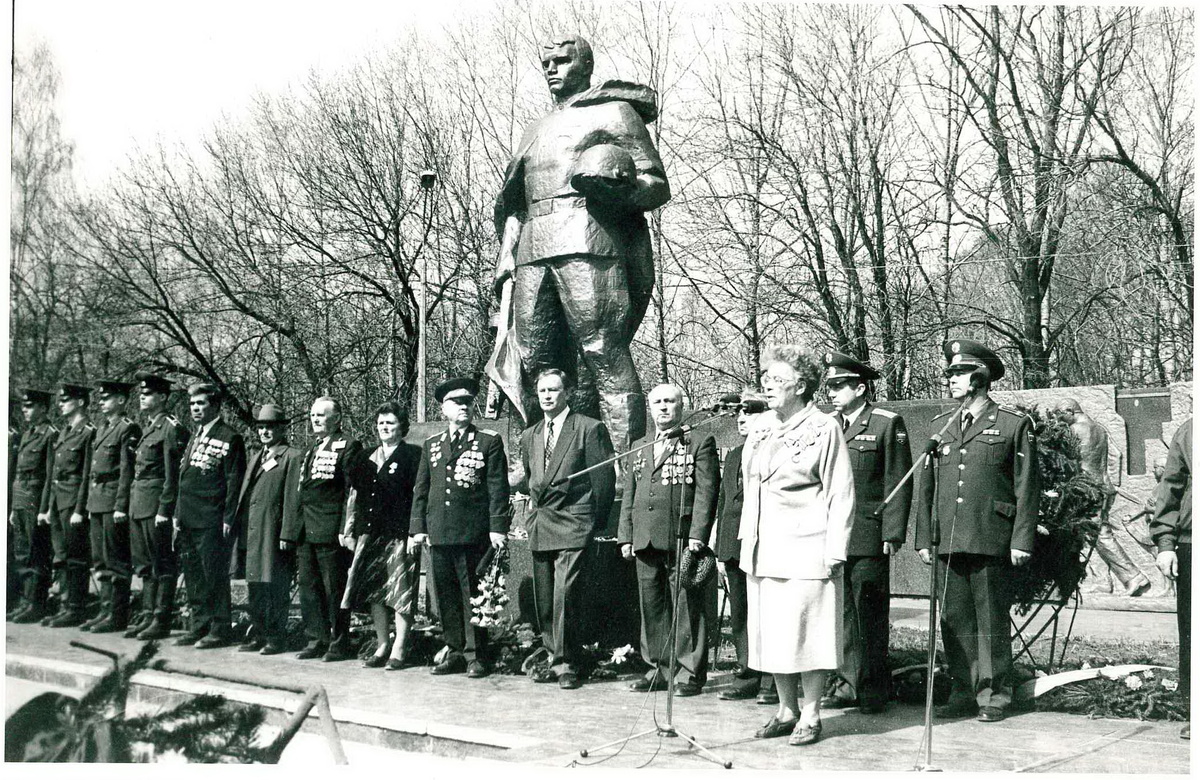 Воинский мемориал в Череповце. Фото из архива редакции газеты "Голос Череповца", примерно конец 1990-х годов. 