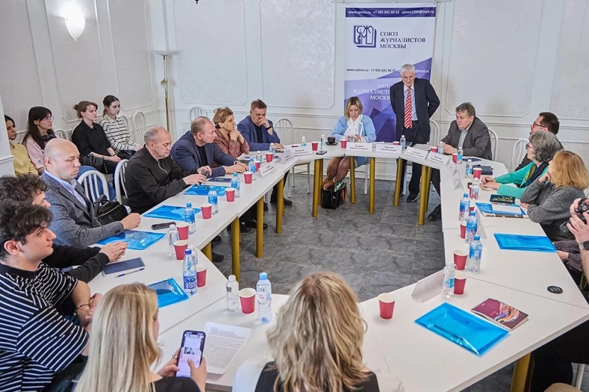    Спикеры сошлись во мнениях, что базой общества являются такие ценности, как любовь, уважение, служение.