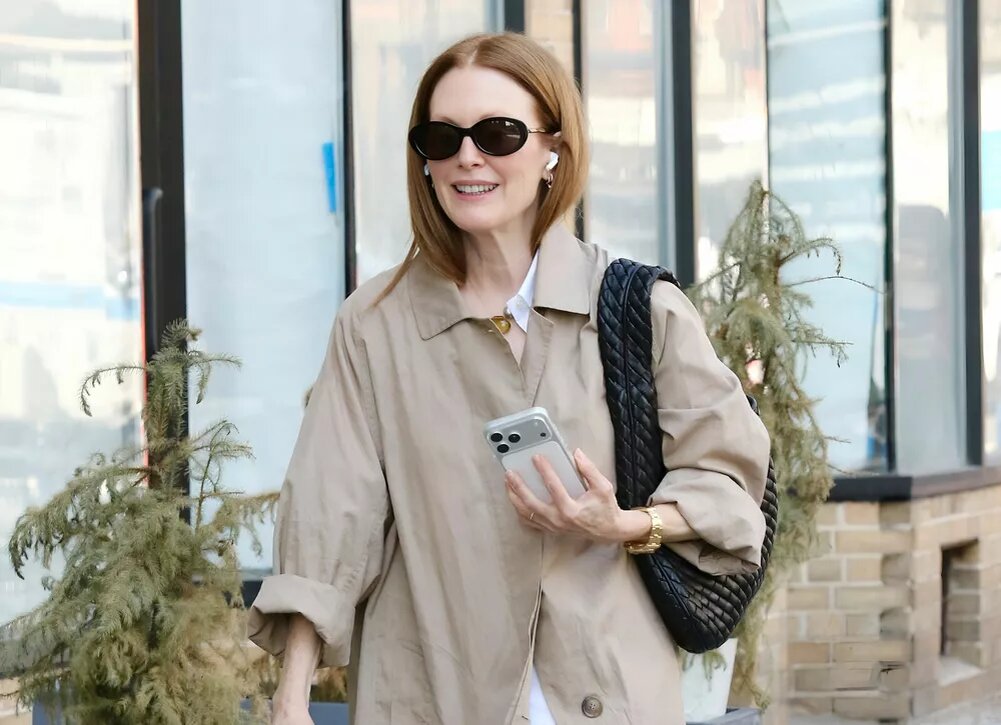    Тренд сезона – бежевый тренч: показывает на себе Джулианна Мур