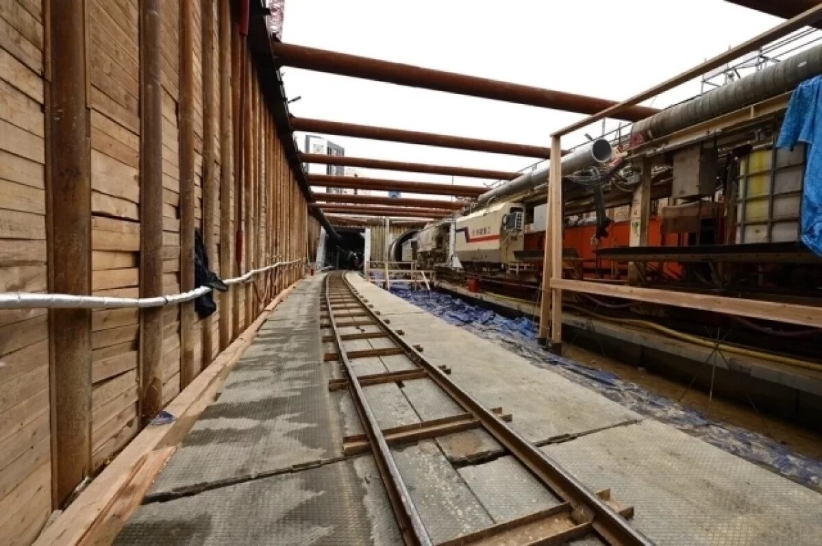    В Челябинске провалился грунт возле гаражей у стройплощадки метротрама