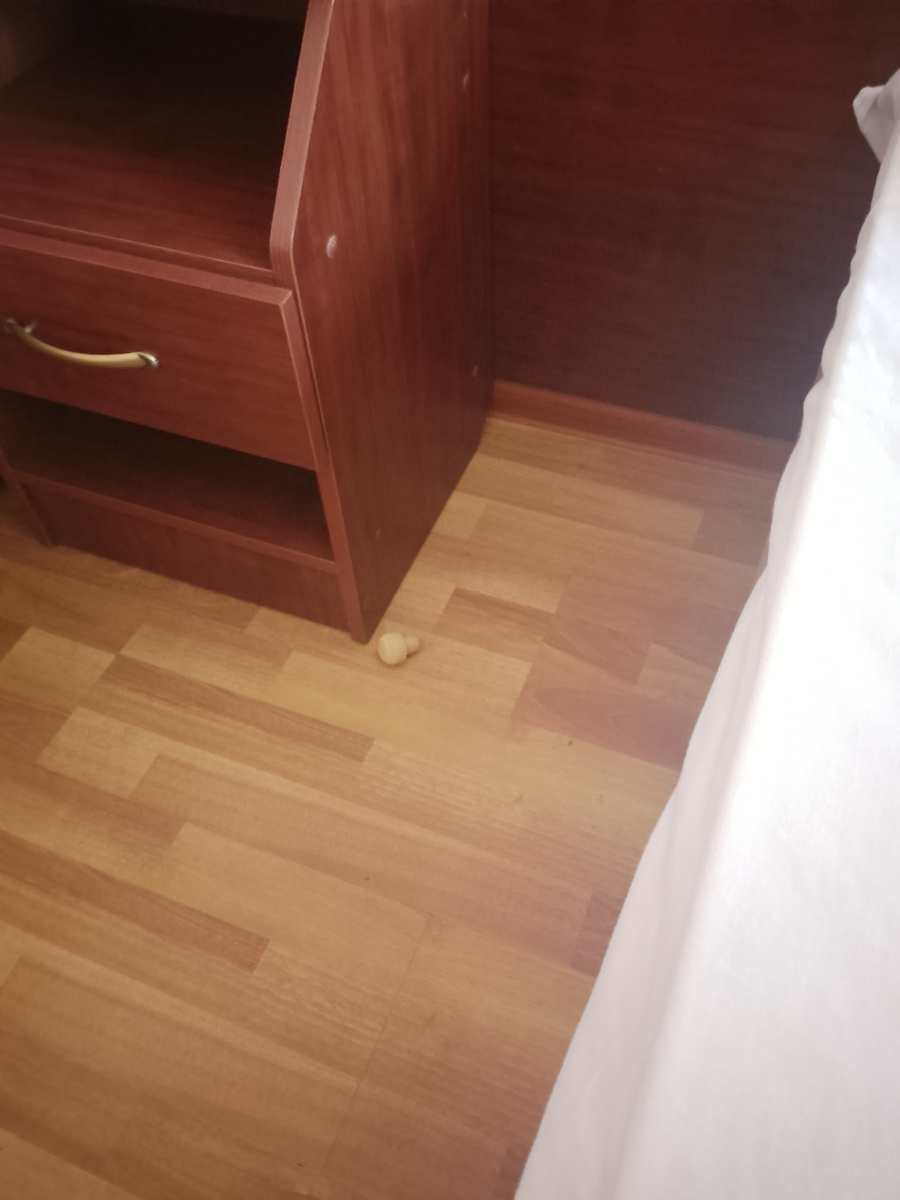 Это обнаружили когда сдвинули кровать. 