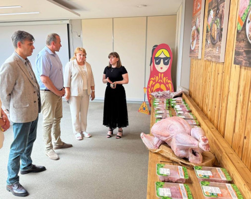    На фото предоставленным администрацией Октябрьского района: приезд министра экономического развития Ростовской области Павла Павлова и посещение ООО "Дамате" вместе с исполняющим обязанности главы администрации района Татьяной Юшковской летом 2025 года. Марина Ецкова