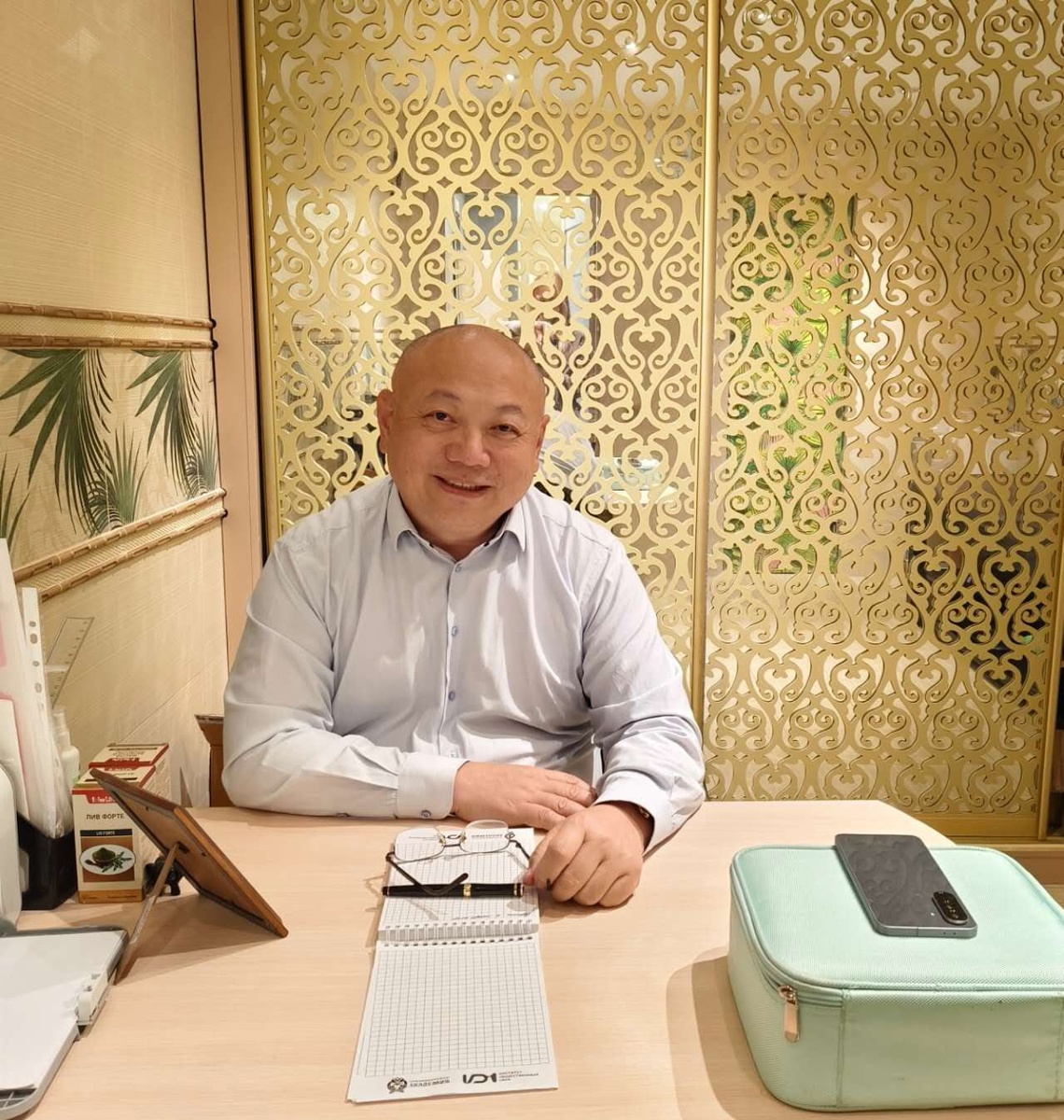 Профессор У Цзихуа, известный среди пациентов как доктор Томас.