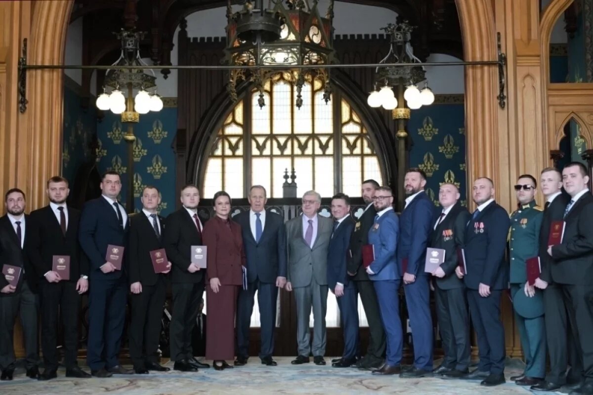    Сергей Лавров вручил дипломы ветеранам СВО — выпускникам программы переподготовки МГИМО.