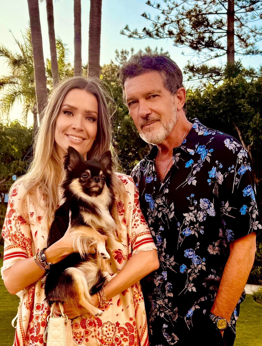    Антонио Бандерас с возлюбленной Николь КимпелСоцсети Антонио Бандераса