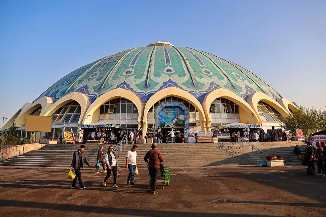    Диаметр главного купола базара «Чорсу» — около 80 метров. Снаружи он покрыт мозаикой.