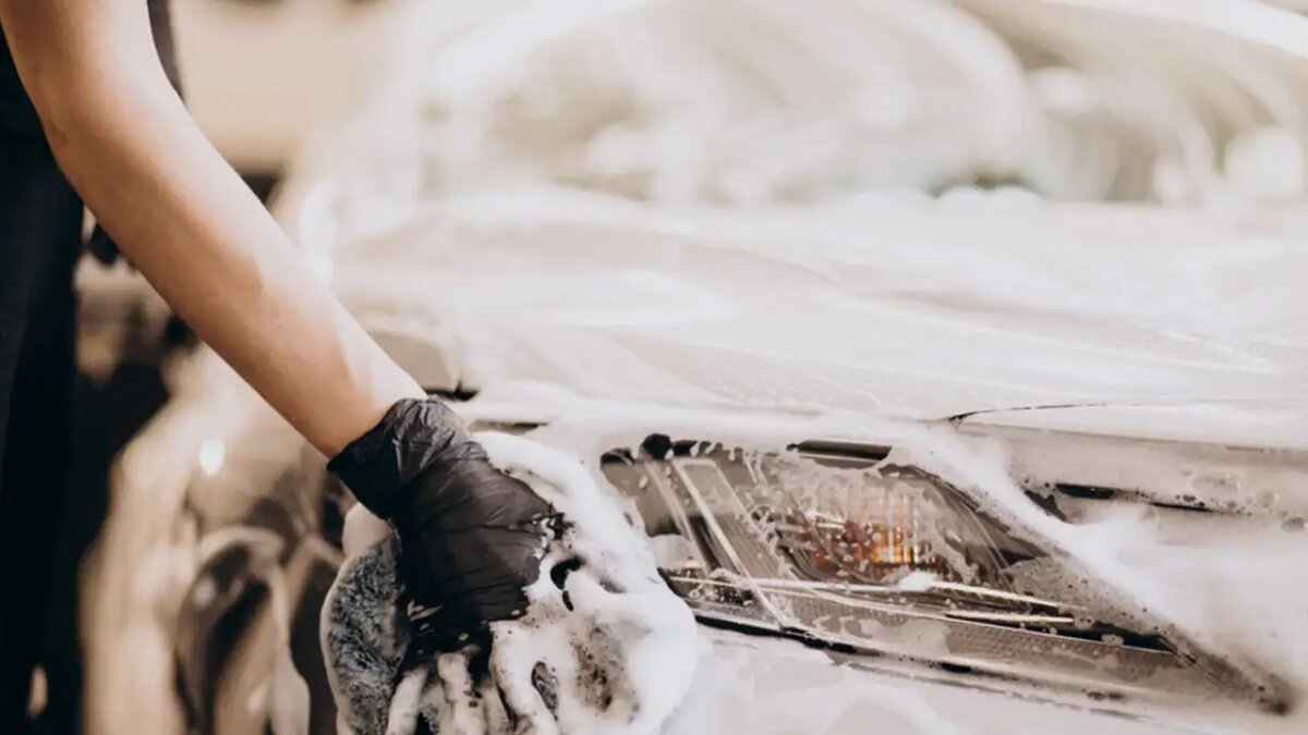    Мойка автомобиля. © freepik.com/senivpetro