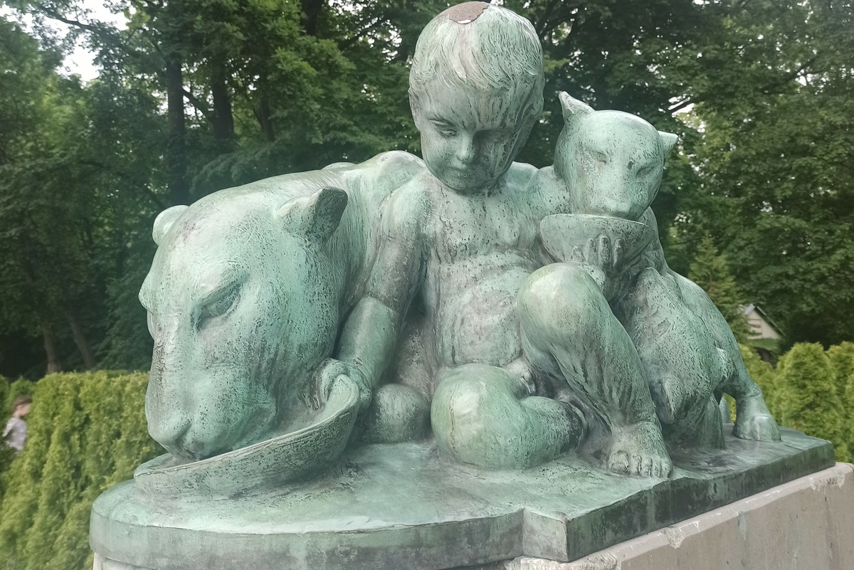 Статуя в Калининградском зоопарке.