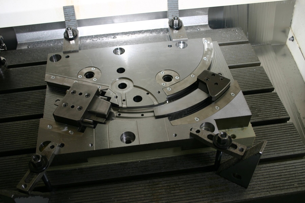 Дугогасительная камера изготовлена из специального материала — полиметилметакрилата, который при нагревании образует защитный слой газа, предотвращающего возникновение огня и обеспечивающего надёжную работу устройства. Источник: Официальная группа ВКонтакте "Курганский государственный университет".