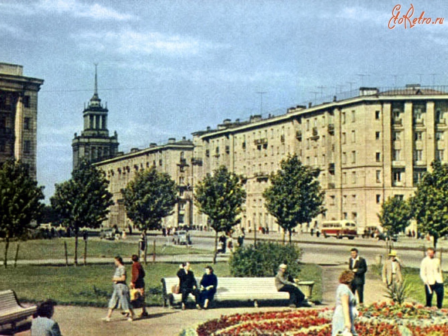Архинвная фотография: Ленинград. Московский проспект, вид от сквера между домами 171 и 173 на дома 194 и 192. Открытка 1959 г. выпуска.