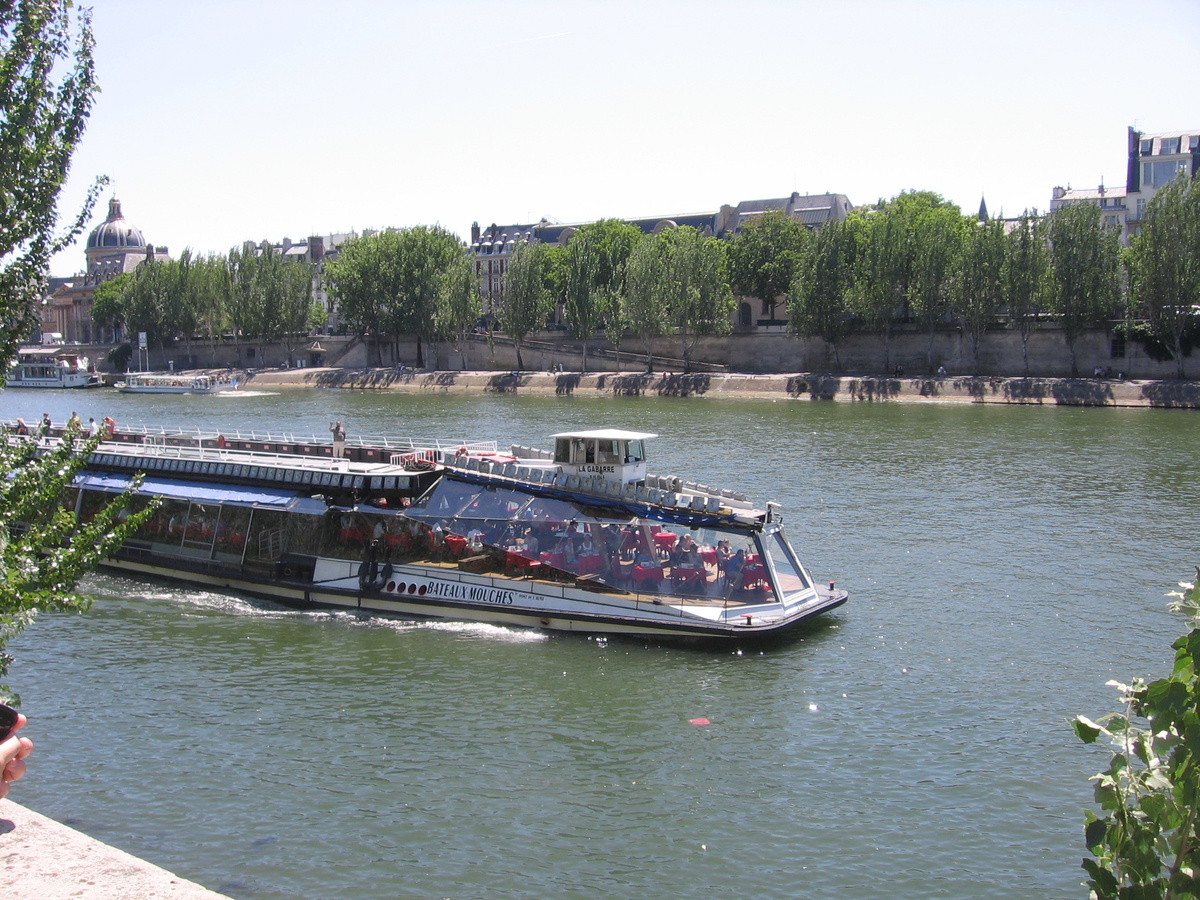 туристический кораблик на Сене