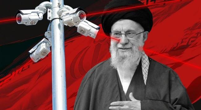 Коллаж издания Cybernews с покойным аятоллой и погубившими его средствами видеофиксации cybernews.com