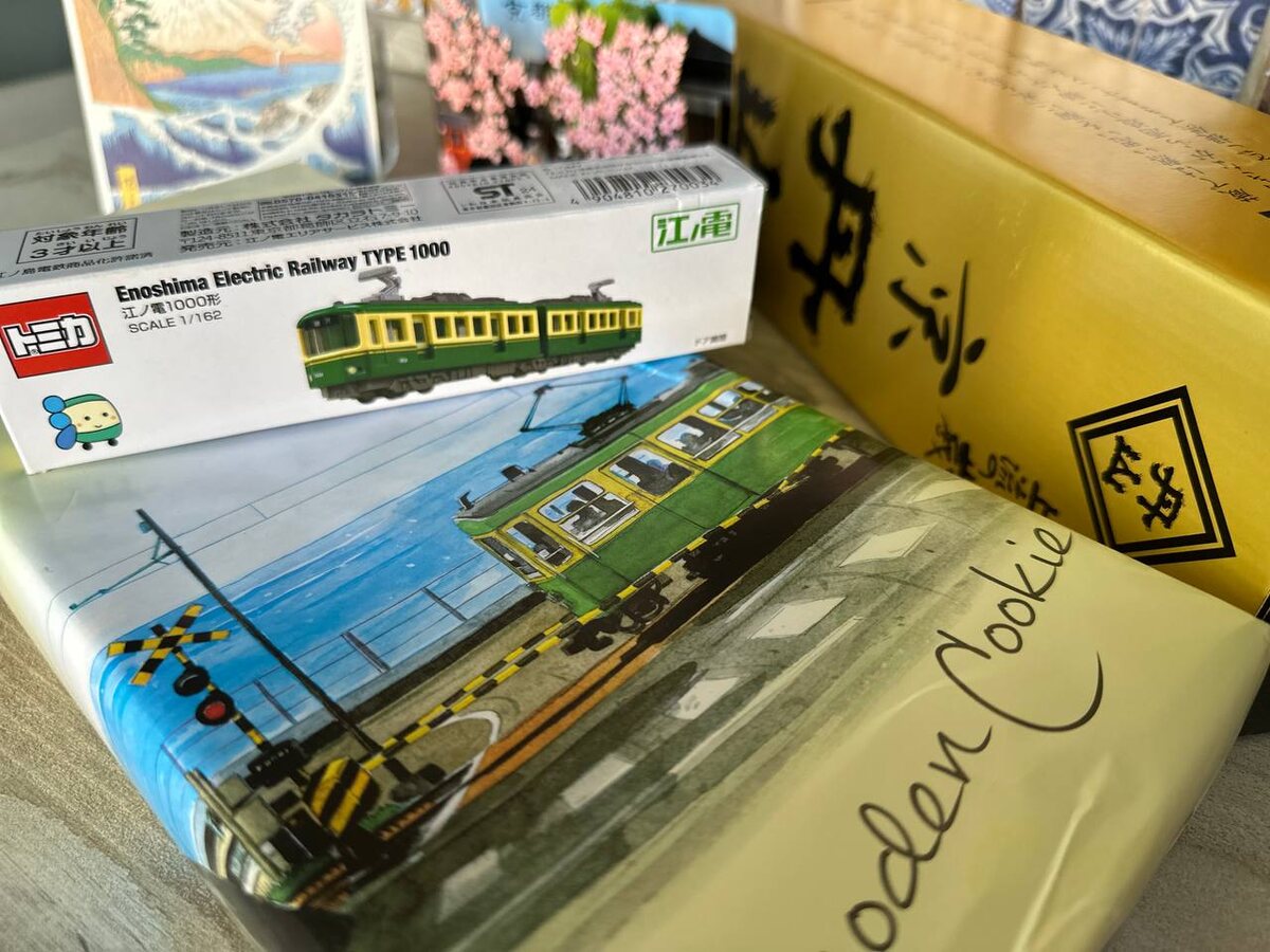 Образ поезда Enoden часто используют в сувенирной продукции. Полки магазина на главной станции заполнены японским печеньем в обёрточной бумаге с изображениями этих поездов и, конечно, всевозможными игрушечными моделями. Фото: Мария Баларёва