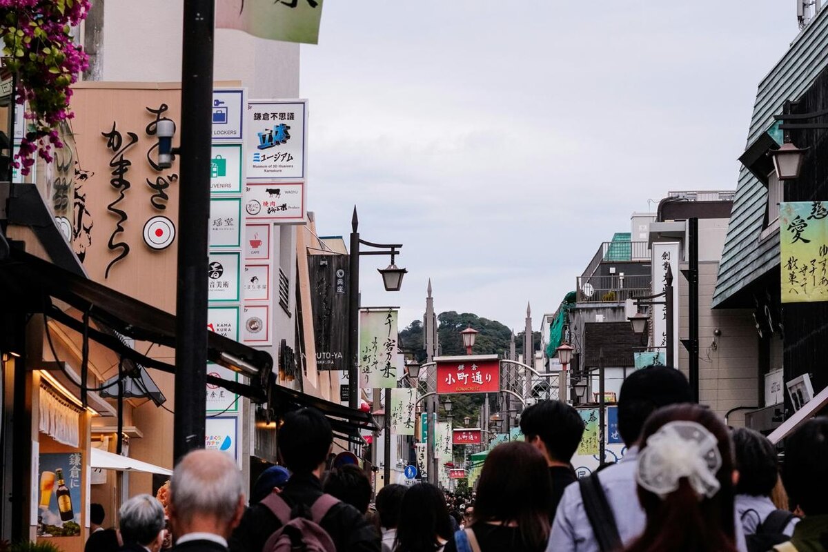 Прогуливаясь по Комати, вы становитесь частью её ритма, где каждый шаг — это неспешный ритуал, своеобразная медитация и напоминание о том, что не стоит спешить: вы ведь на отдыхе! Фото: KJ Gonzales / Unsplash