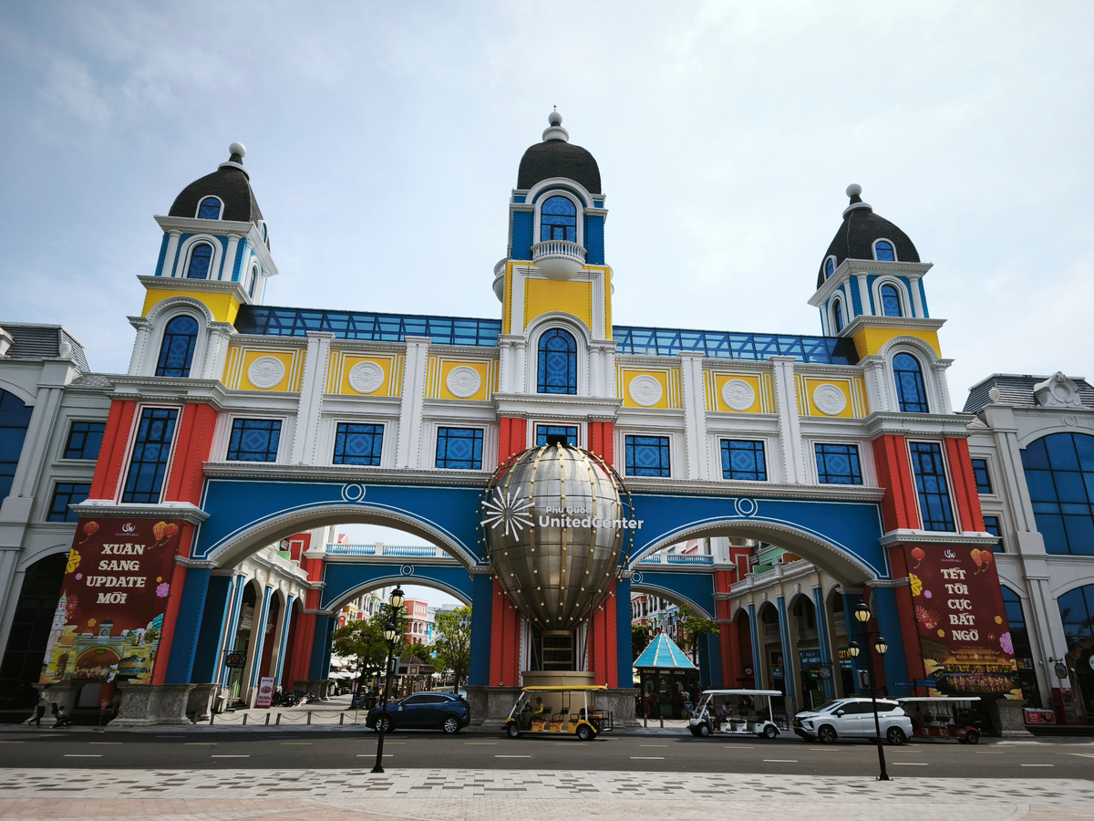 Въездная группа в район Grand World Venice, Фукуок, Вьетнам