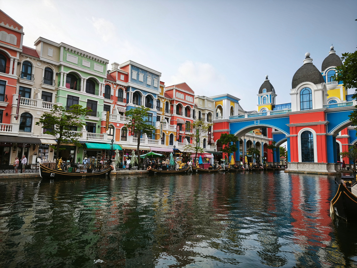 Гранд-канал с гондолами в районе Grand World Venice (Венеция Гранд Ворлд), Фукуок, Вьетнам