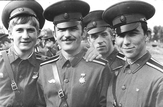 Уверенные лица у будущих офицеров...