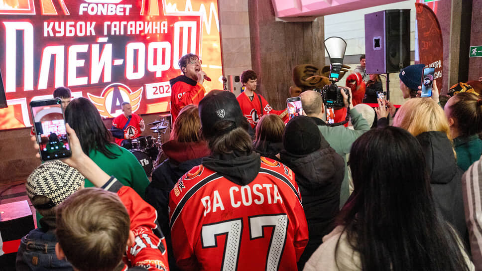 Выступление кавер-группы "Нефть" на станции метро "Площадь 1905 года".📷Фото: Марина Молдавская / Коммерсантъ